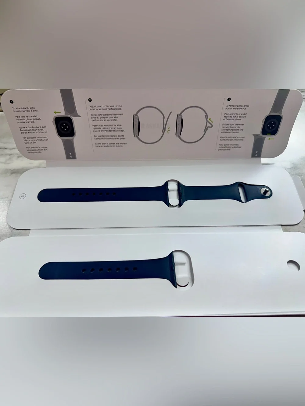 Apple Watch SE 40MM w/ Box, Magnetic Charging Cable & 6 Bands